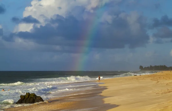 Surfista Playa Con Arco Iris Fondo — Foto de Stock