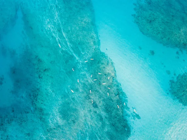 Aerial View Surfers Reef Clear Turquoise Ocean Water — 스톡 사진