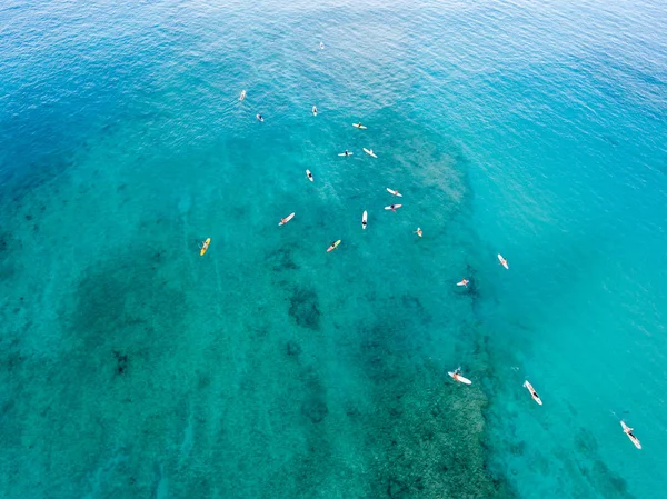 Vista Aérea Surfistas Sobre Recife Com Águas Cristalinas Oceano Azul — Fotografia de Stock
