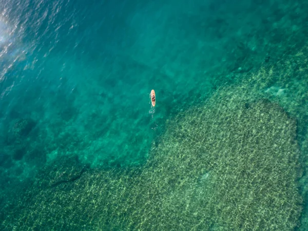 Vista Cima Para Baixo Surfista Uma Prancha Remo Sobre Recife — Fotografia de Stock