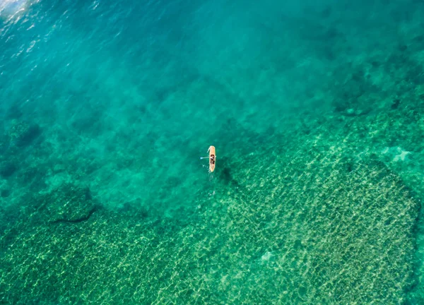 Vista Cima Para Baixo Surfista Uma Prancha Remo Sobre Recife — Fotografia de Stock