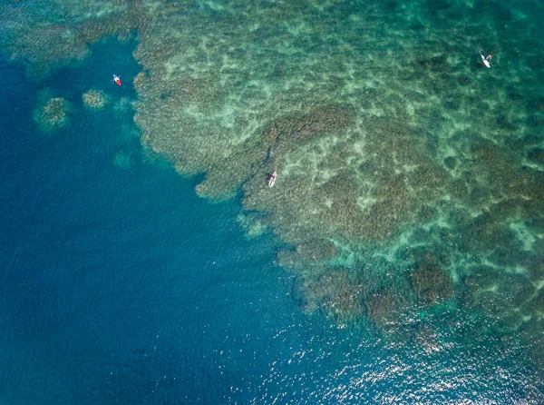 夏威夷与冲浪运动员一起鸟瞰海洋和礁石 — 图库照片