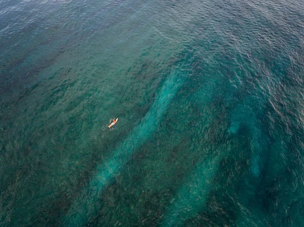 Widok Lotu Ptaka Ocean Rafę Surferem Hawajach — Zdjęcie stockowe