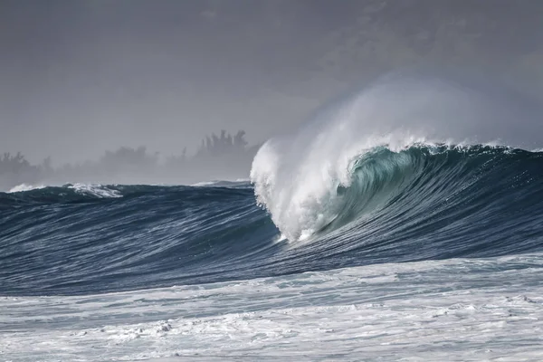 Северном Побережье Гавайских Островов Обрушилась Океанская Волна — стоковое фото