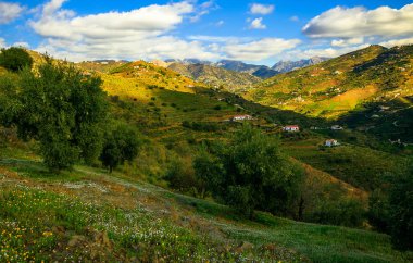 Güneşli gün ve dağlar Malaga, İspanya