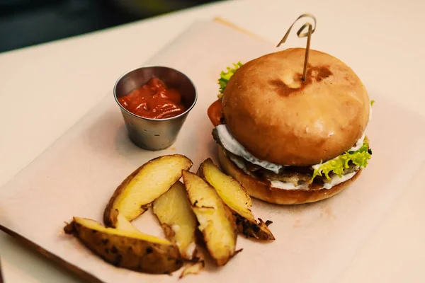 Hamburger Fatto Casa Con Patate Grigliate Servito Con Salsa Ketchup — Foto Stock