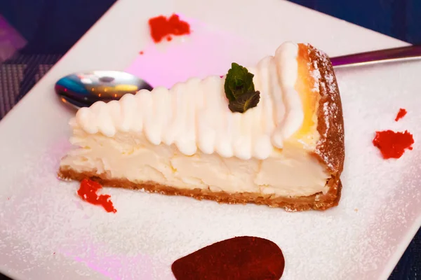 Slice Vanilla Cake Butter Cream Icing Plate Cake Biscuit Cream — Stock Photo, Image