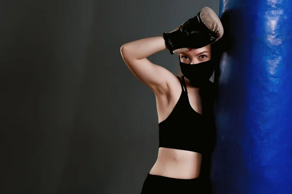 Rapariga Uma Máscara Protetora Fica Perto Saco Perfuração Máscaras Proteção — Fotografia de Stock