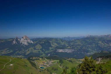 Arkasında dağlar olan Stoos köyünün manzarası