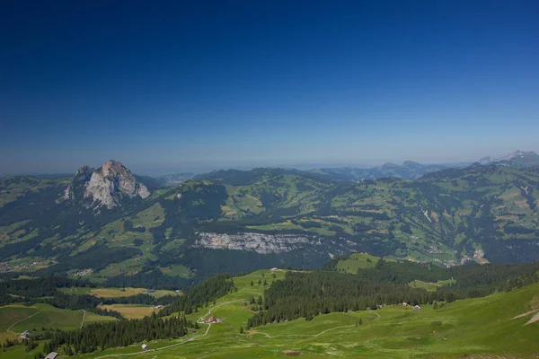 Vista de las montañas suizas bajo el cielo azul —  Fotos de Stock