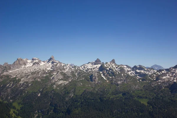 Montañas suizas cubiertas de nieve en un día soleado —  Fotos de Stock