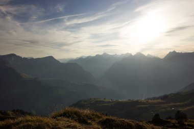 Sisli ve güneşli bir akşamda dağ zinciri