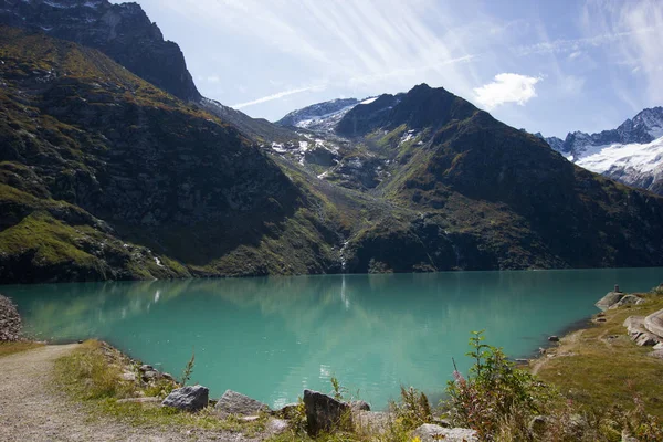 Lago azul y verde en el Goescheneralp en las montañas suizas — Foto de Stock