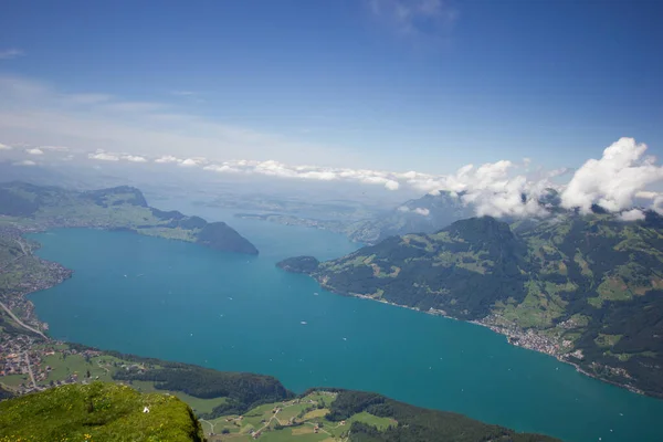 Lake lucerne Svájcban egy napsütéses napon — Stock Fotó