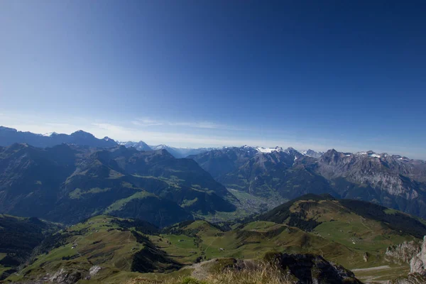 Valle del Reuss in una giornata di sole con montagne sullo sfondo in Svizzera centrale — Foto Stock