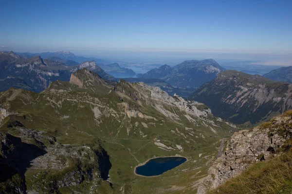 Lago Spilau en las montañas suizas en verano — Foto de Stock