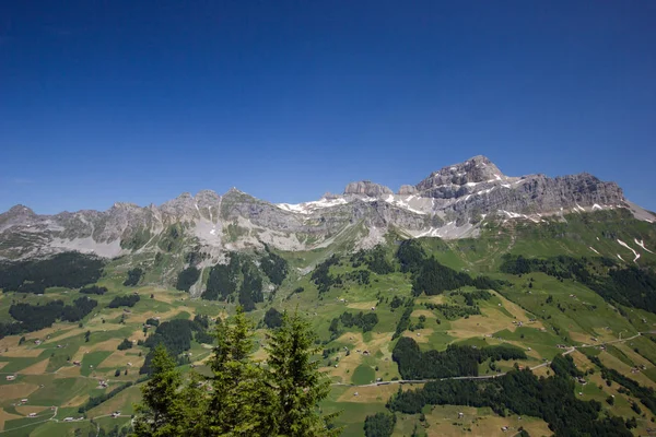 Красивая панорама швейцарских гор в центральной Швейцарии — стоковое фото