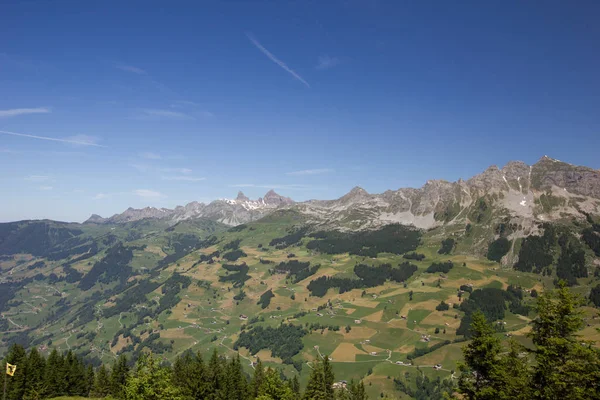 Hermoso panorama sobre el Schaechental en Suiza —  Fotos de Stock