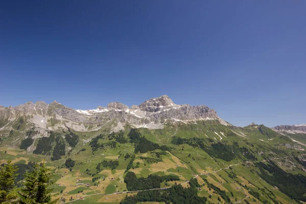 Шехенталь в центральной Швейцарии в солнечный день — стоковое фото
