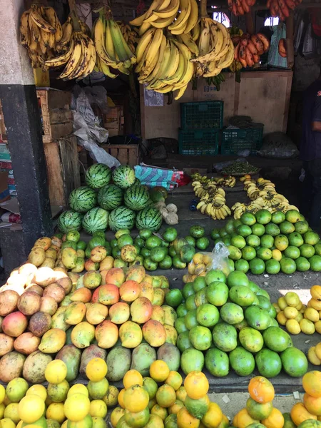 Afrika adası Sansibar 'da bir markette meyveler