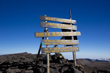 Tebrikler. Kilimanjaro Dağı 'nın tepesinde, Uhuru Tepesi.