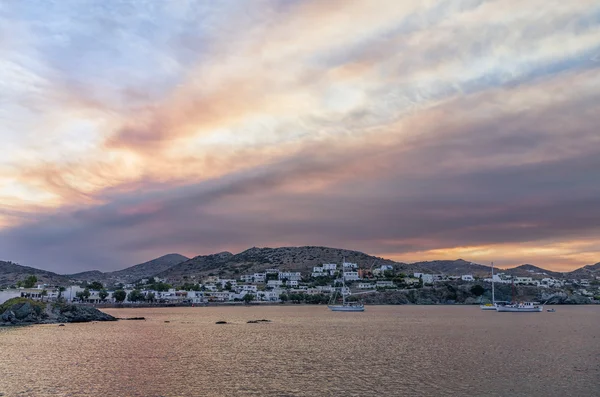 在 Finikas 村庄在锡罗斯岛，基克拉泽斯，希腊的黎明颜色 — 图库照片