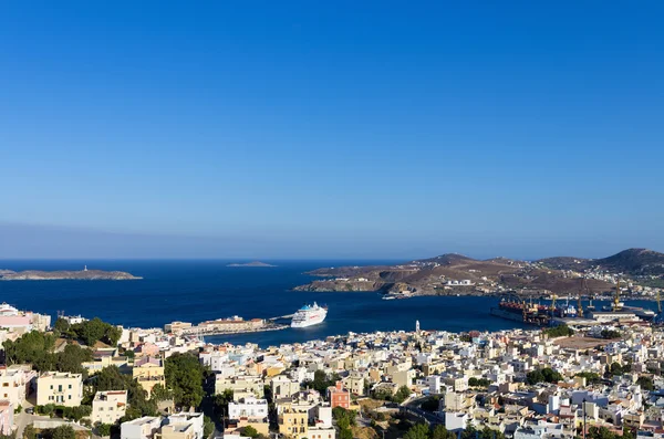 Sett fra Ermoupolis, hovedstaden på Syros, Kykladene, Hellas – stockfoto