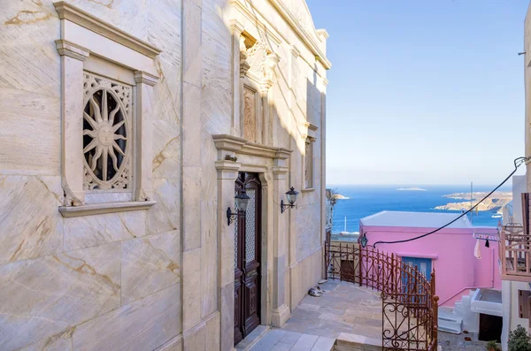 Wijk met een katholieke kerk in Ermpoupolis, eiland Syros, Cycladen, Griekenland — Stockfoto