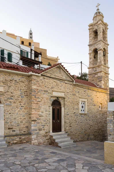 Pequeña iglesia católica en Ermoupolis, isla de Siros, Cícladas, Grecia —  Fotos de Stock