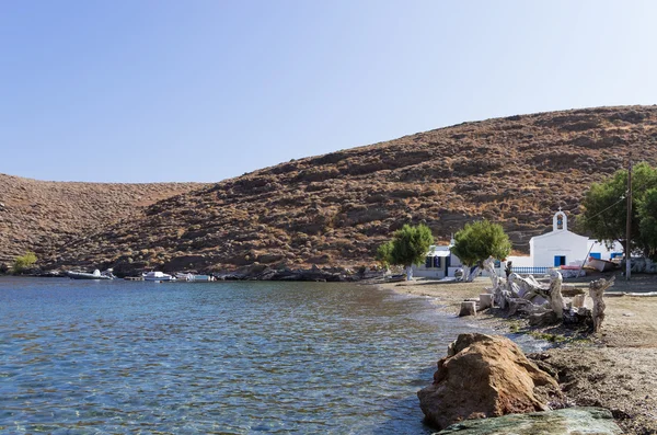 ギリシャ、キクラデス諸島、Kythnos 島の小さな白い教会と美しい湾 — ストック写真