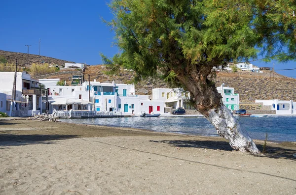 Tengerparti falu egy festői öbölben, Kythnos Island, Cyclades, Görögország — Stock Fotó