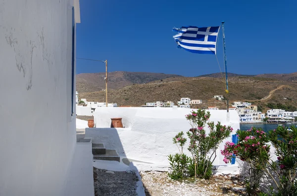 El callejón de una pequeña iglesia ortodoxa en la isla de Kythnos, Cícladas, Grecia — Foto de Stock