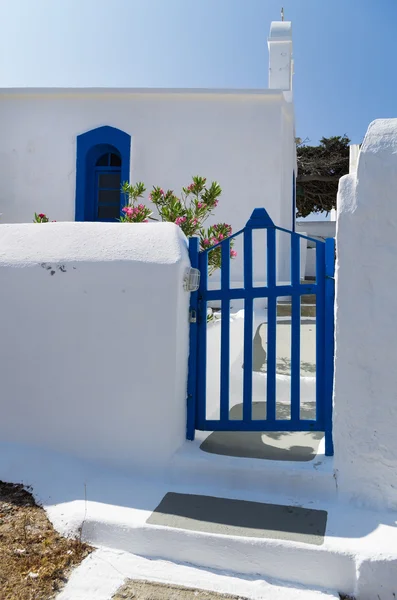 De poort naar een kleine orthodoxe kerk in Kithnos eiland, Cycladen, Griekenland — Stockfoto