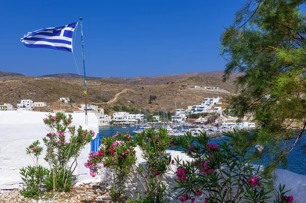Sokakta küçük bir Ortodoks Kilisesi Kythnos Island, Kiklad Adaları, Yunanistan