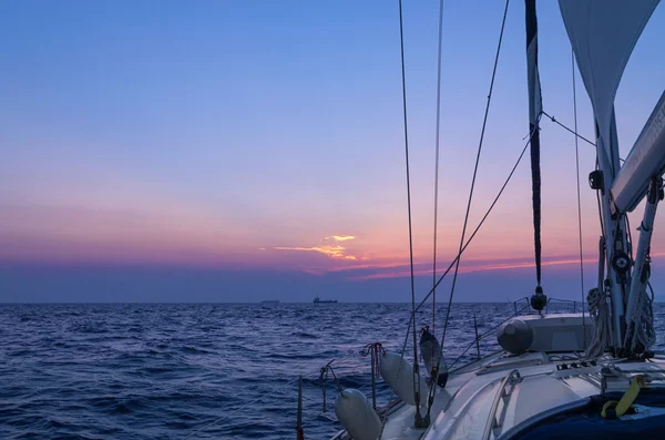 Navegando en el atardecer en el mar Egeo, Grecia, con hermosos colores del atardecer — Foto de Stock