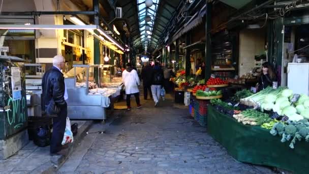 土曜日 2016 年 12 月 3 日 - ギリシャ、テッサロニキの市場の肉や野菜での人々 — ストック動画