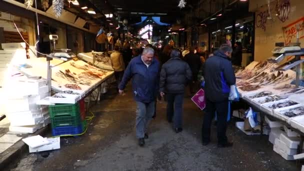 Sabato 3 dicembre 2016 - Persone al mercato del pesce di Salonicco, Grecia — Video Stock