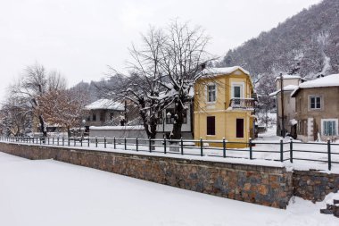 Nehir Florina, Kuzey Yunanistan'da küçük bir kasaba pitoresk kış sahne