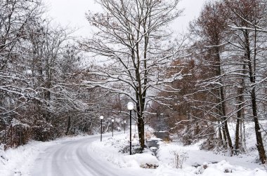 Nehir Florina, Kuzey Yunanistan'da küçük bir kasaba pitoresk kış sahne