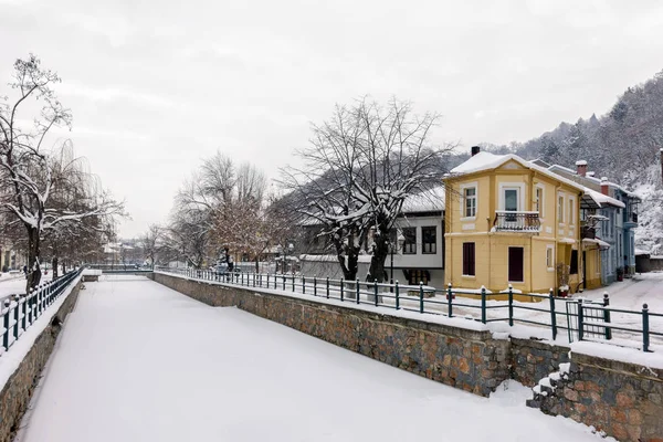 Scène hivernale pittoresque au bord de la rivière Florina, une petite ville du nord de la Grèce — Photo