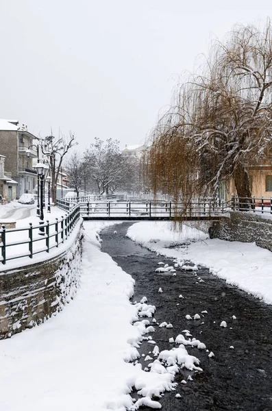 Pittoresca scena invernale lungo il fiume Florina, una piccola città nel nord della Grecia — Foto Stock