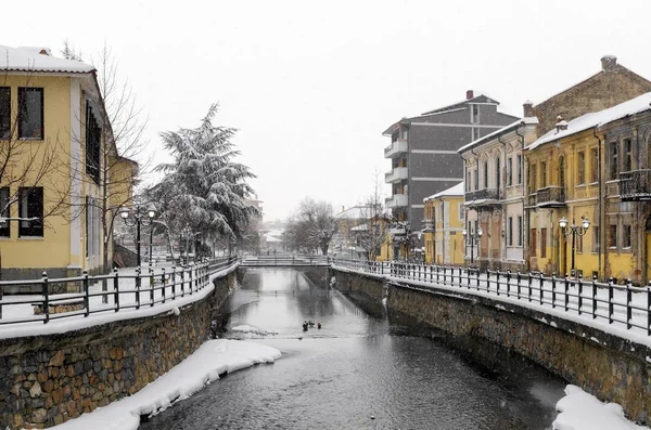 Pittoresca scena invernale lungo il fiume Florina, una piccola città nel nord della Grecia — Foto Stock