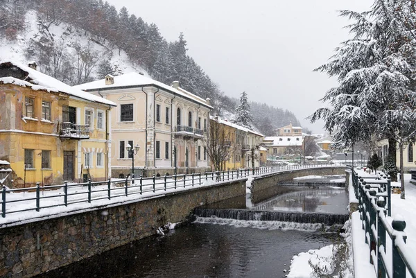 Scène hivernale pittoresque au bord de la rivière Florina, une petite ville du nord de la Grèce — Photo