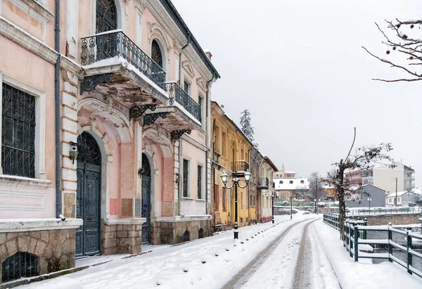 Scène hivernale pittoresque au bord de la rivière Florina, une petite ville du nord de la Grèce — Photo