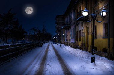 Florina, Yunanistan, nehir ile kar kış gece sahne