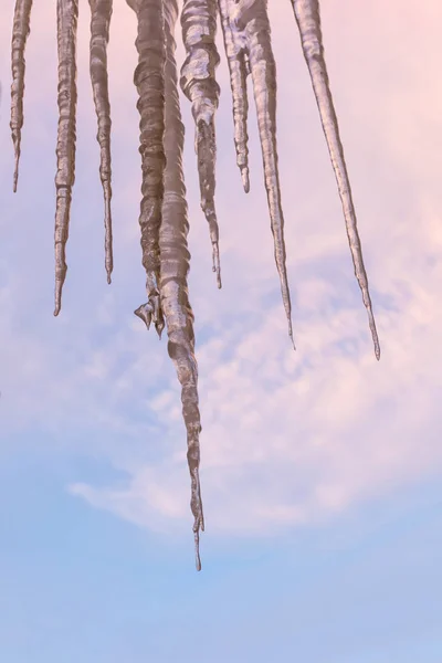 Estalactites de gelo bonitas sob um céu nublado, em Florina, Grécia — Fotografia de Stock