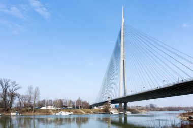 Küçük liman ve Belgrad, Sırbistan için Sava nehrinde Ada köprü görünümü