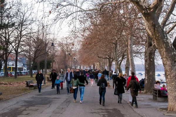26th Şubat 2017 - Belgrad, Sırbistan - şehrin yeni bölümünde Tuna Nehri kıyısında bir yürüyüş zevk insanlar 