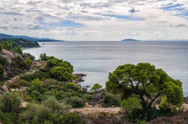 Muhteşem sahne deniz Sithonia, Chalkidiki, Yunanistan bulutlu bir gökyüzü altında tarafından