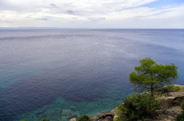 Muhteşem sahne deniz Sithonia, Chalkidiki, Yunanistan bulutlu bir gökyüzü altında tarafından